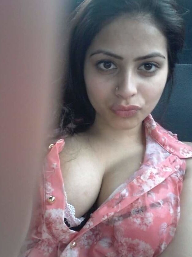 Naughty indian slut loves exposing her tits?