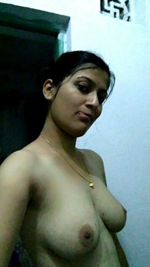 Indian cute wife seema showing her nude pic