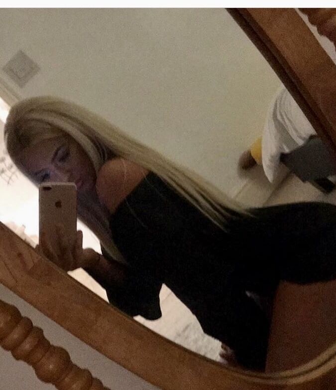 Hot Blonde Babe: Chloe