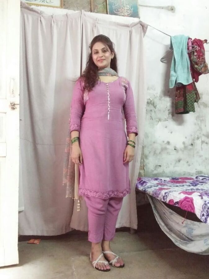 Pakistani Karachi Hot &amp; Beautiful Call Girl