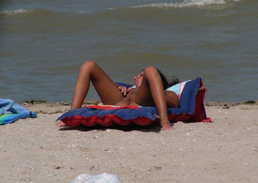 Brune a la plage III