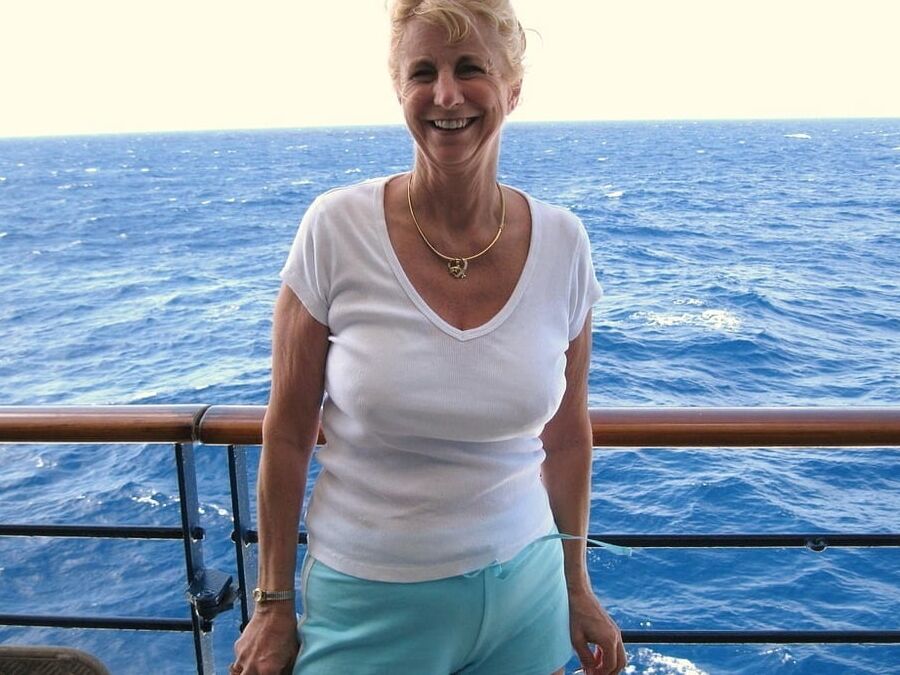 Sexy Oma aus einem Urlaub