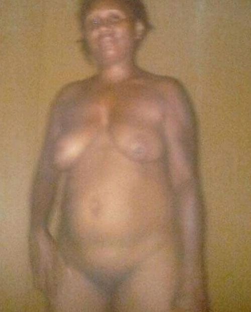 Big Bel milf spreads her legs