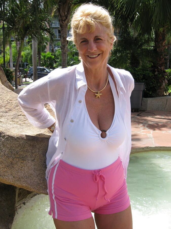 Sexy Oma aus einem Urlaub