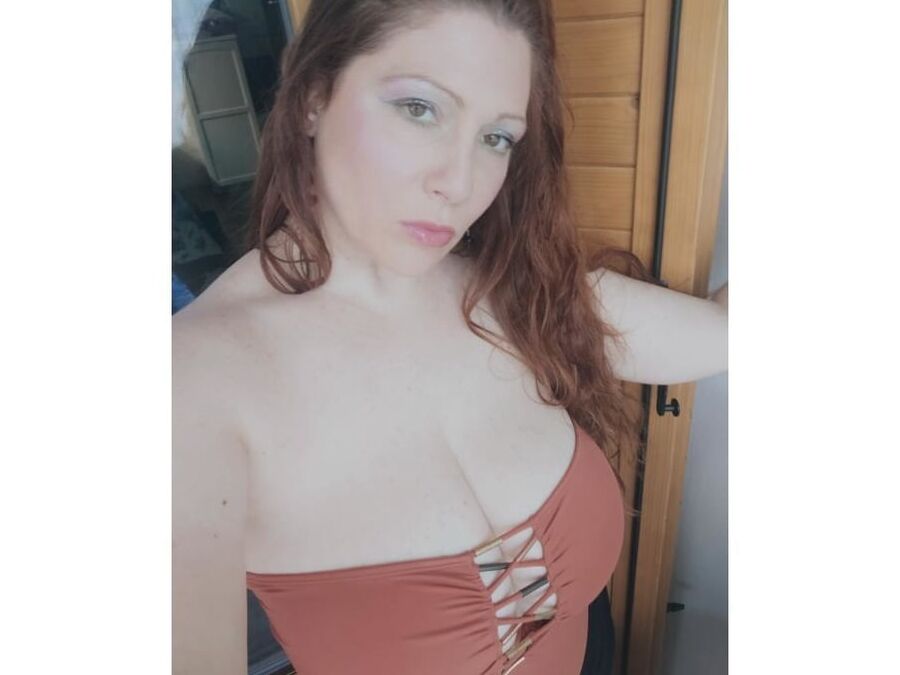HOT BIG BOOBS MODEL