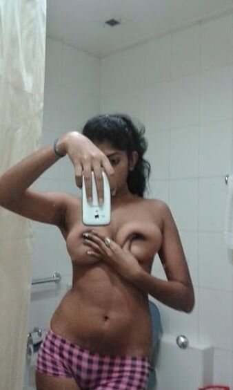 Desi slut exposing big saggy boobs