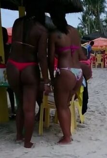 Belas Morena com Biquines Enfiados na bunda