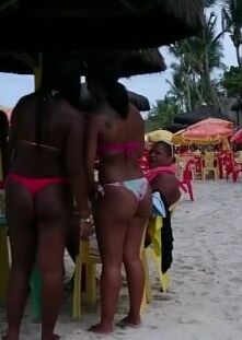 Belas Morena com Biquines Enfiados na bunda