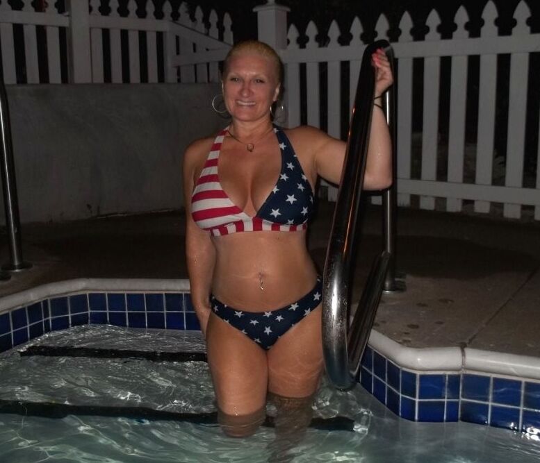 Sexy amateur matures in swim suits