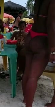 Belas Morena com Biquines Enfiados na bunda