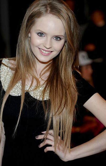Polish celebrity Malwina Wedzikowska without a bra