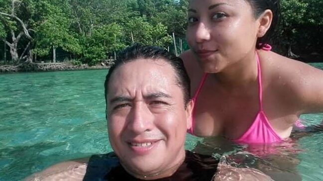 Esposa se exhibe en facebook corno manso feliz cuckold wife