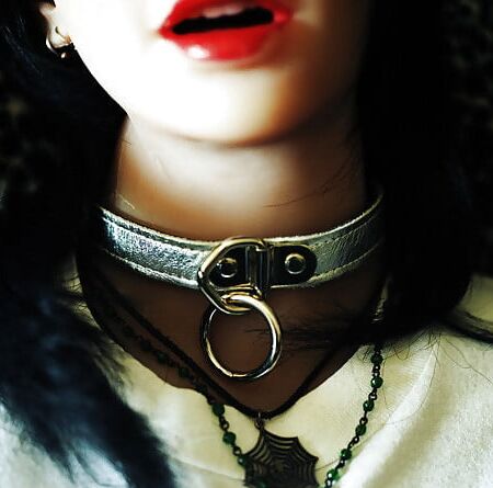 Frauen mit Halsband (Collar)