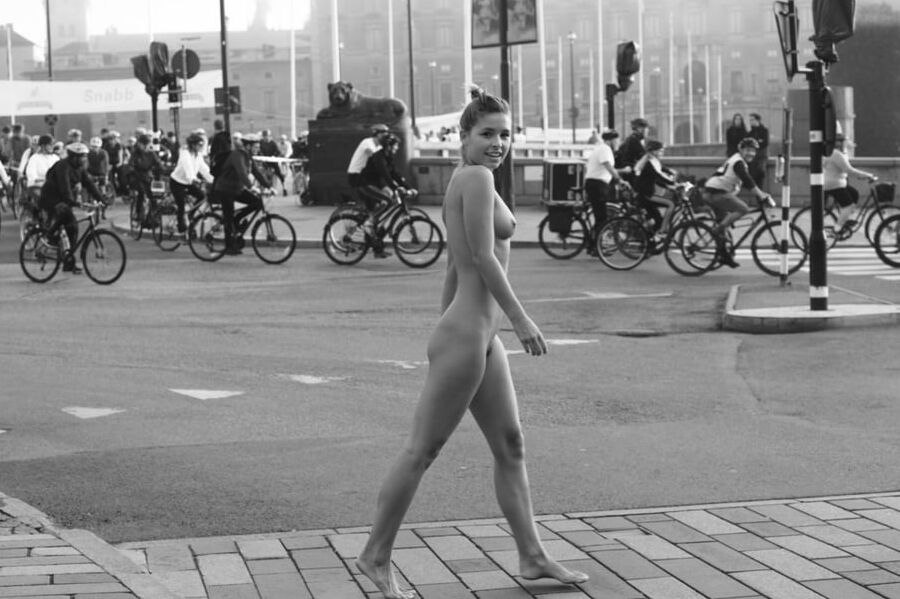 Marisa Papen: best of public nudity