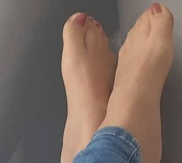 Piedini miei smaltati con collant neri den