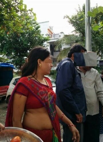 Real Desi Bhabhi hot saree Voyeur picture in market area