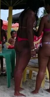 Belas Morena com Biquines Enfiados na bunda