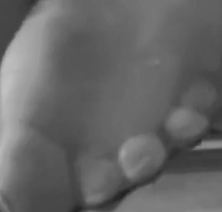 Piedini miei smaltati con collant neri den