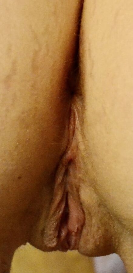 Sexy Chubby Curvy MILF Spreads Cunt And Asshole