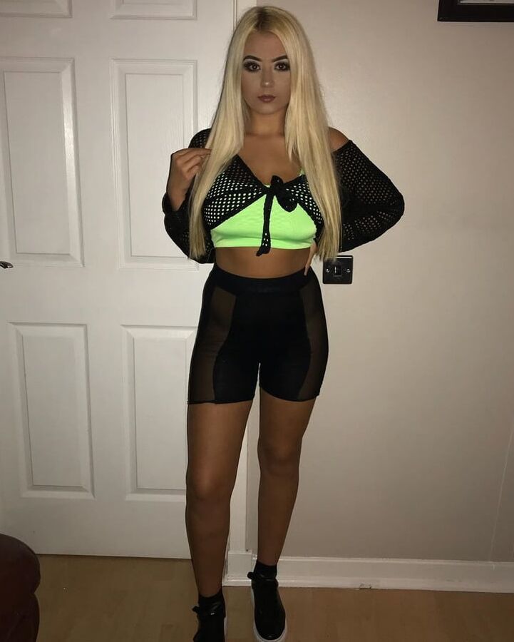 セクシーな女性の服を着た