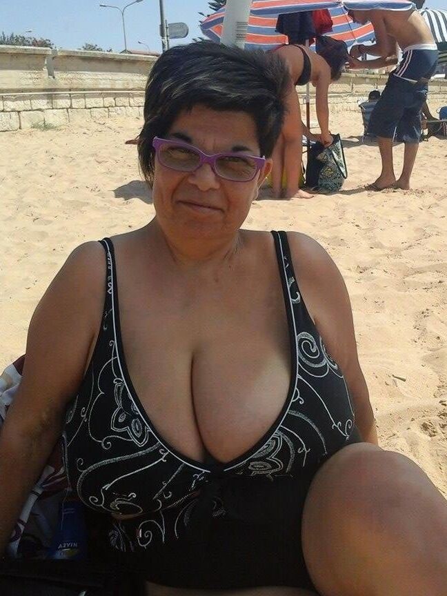 BBW matures and grannies at the beach