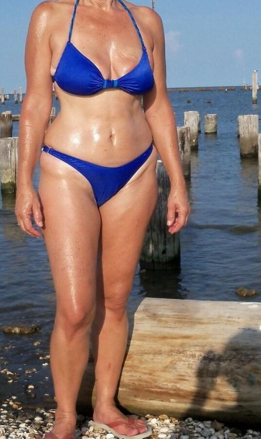 Sexy amateur matures in swim suits