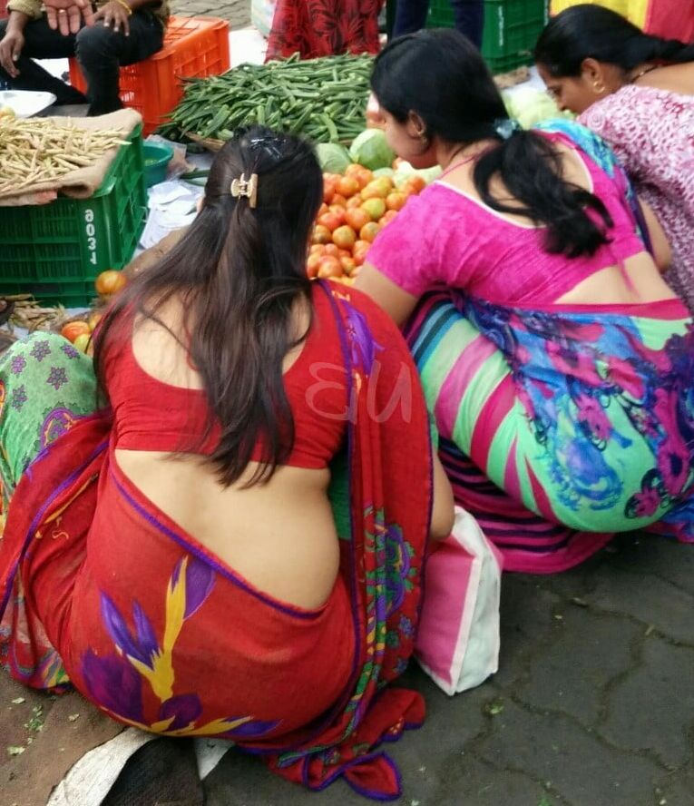 Real Desi Bhabhi hot saree Voyeur picture in market area