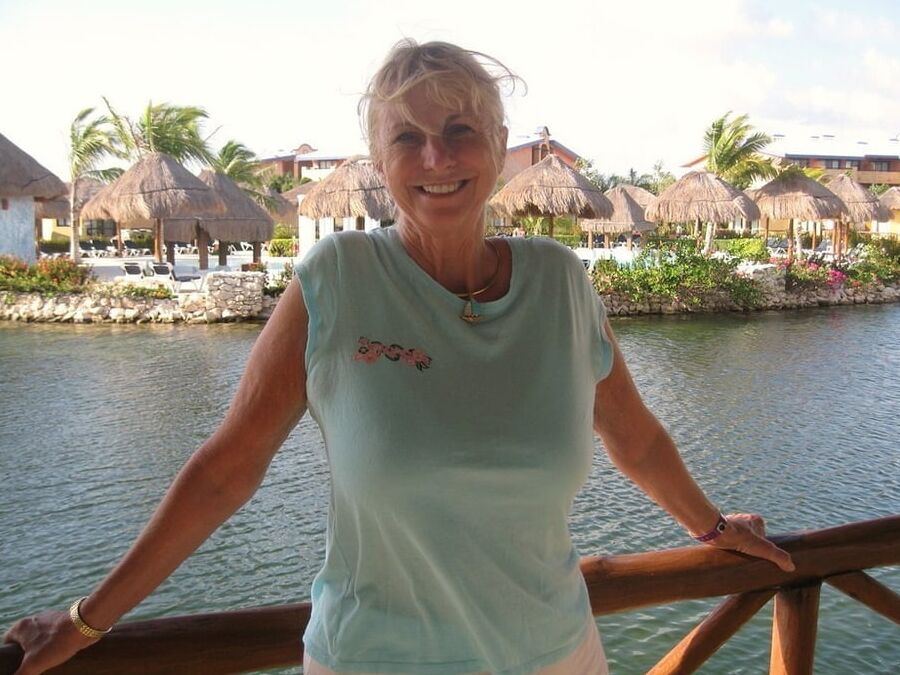 Sexy Oma aus einem Urlaub
