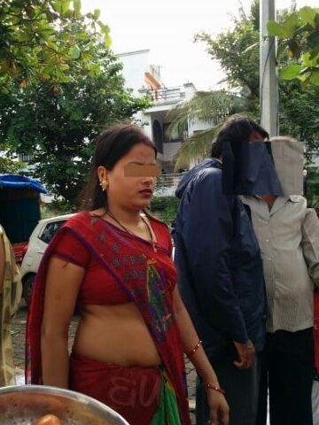 Real Desi Bhabhi hot saree Voyeur picture in market area