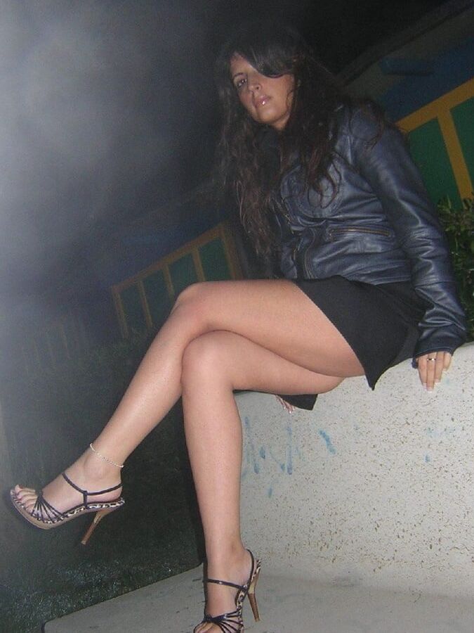 AMATEUR BRUNETTE MILF