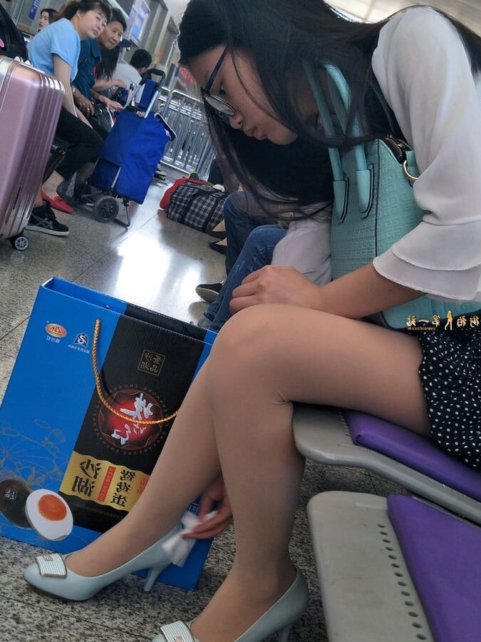 Street Pantyhose - Unaware Asians on the Street