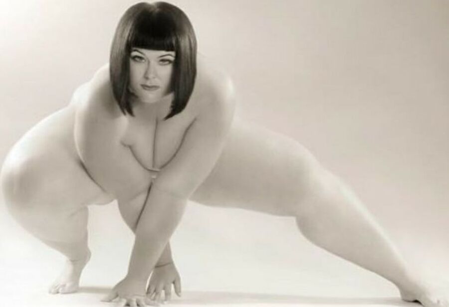 All Sizes, All Sexy - Beauty In Black &amp; White (pics)