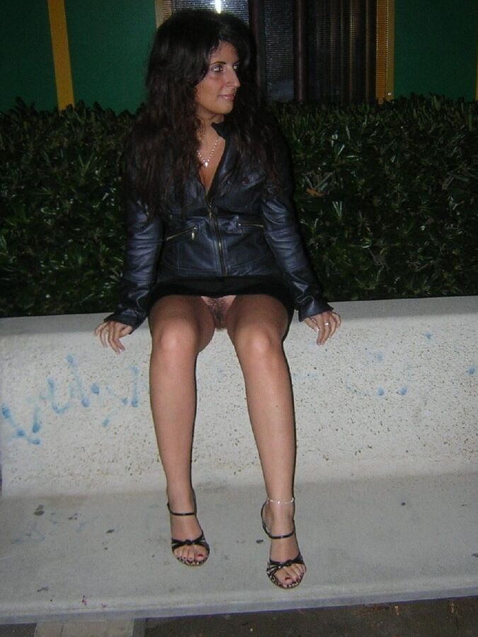 AMATEUR BRUNETTE MILF