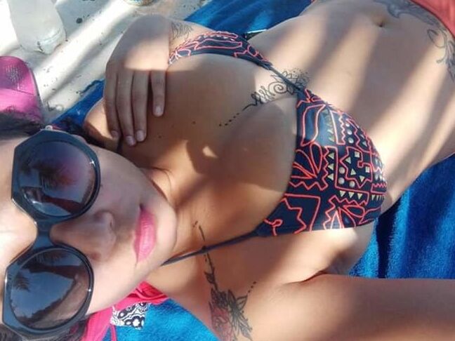 Esposa se exhibe en facebook corno manso feliz cuckold wife