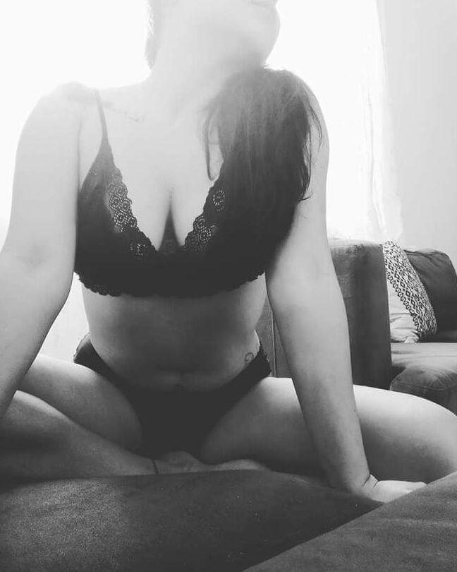 Esposa se exhibe en facebook corno manso feliz cuckold wife