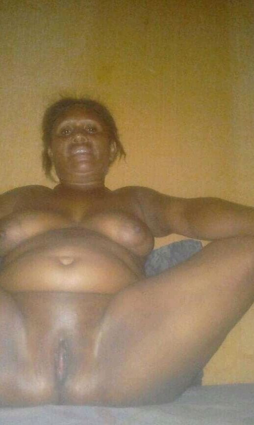 Big Bel milf spreads her legs