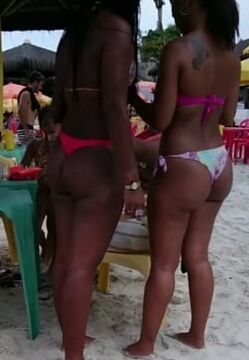 Belas Morena com Biquines Enfiados na bunda