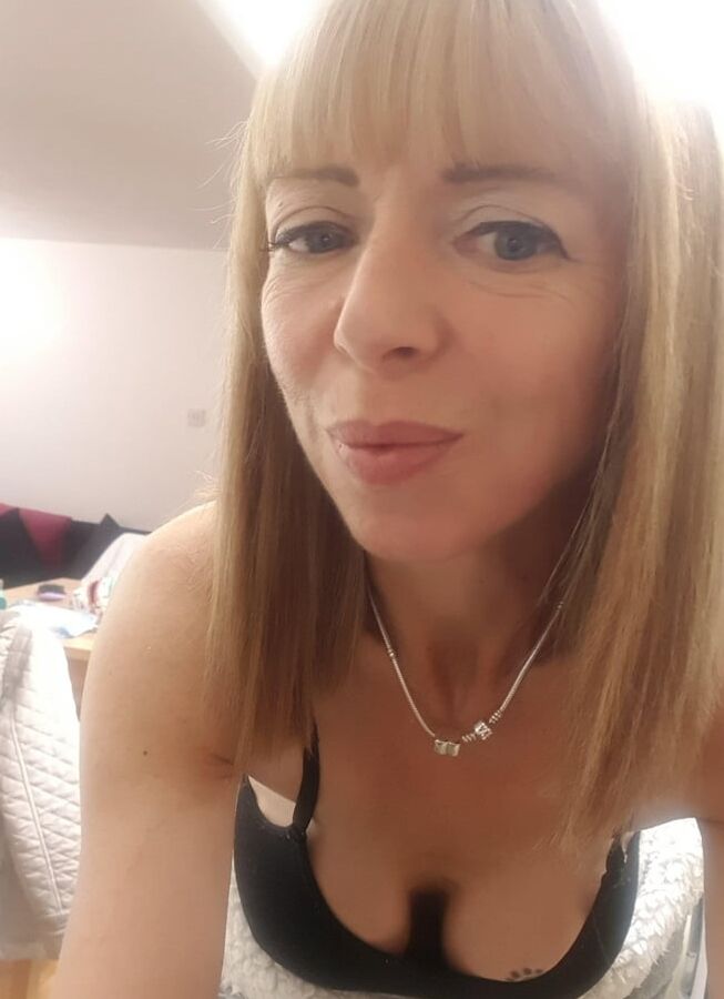 Lincolnshire whore told to strip.
