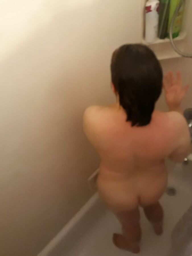 Naked MILF Spied in Bathroom
