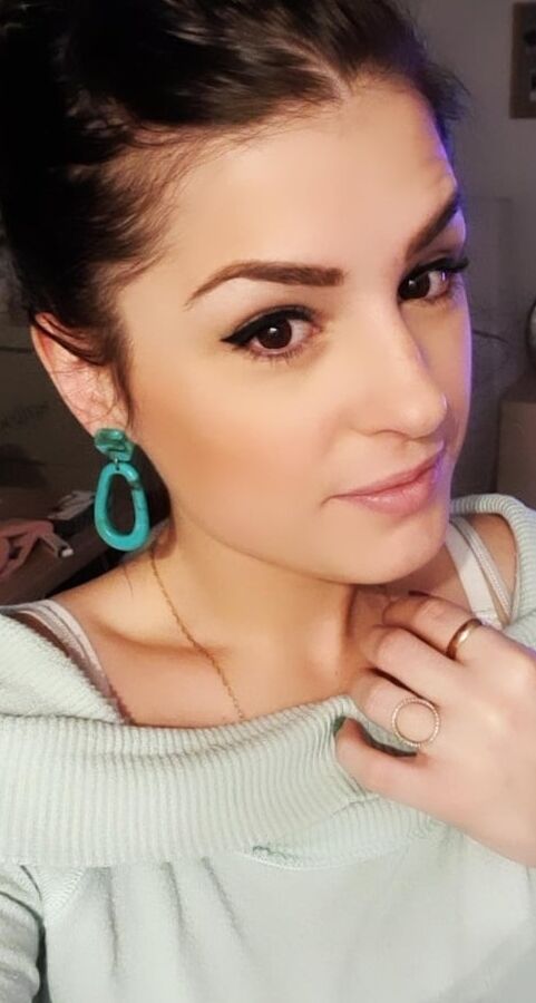 BRUNETTE WITH A SWEET FACE