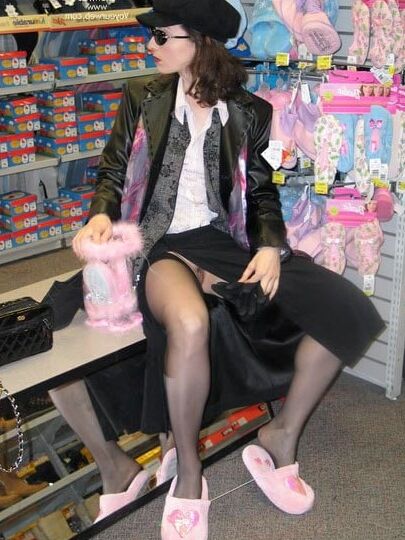 No panties V