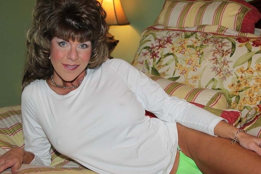 HOT TASTY MATURE LADY