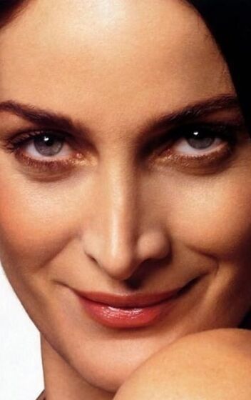CARRIE-ANNE MOSS