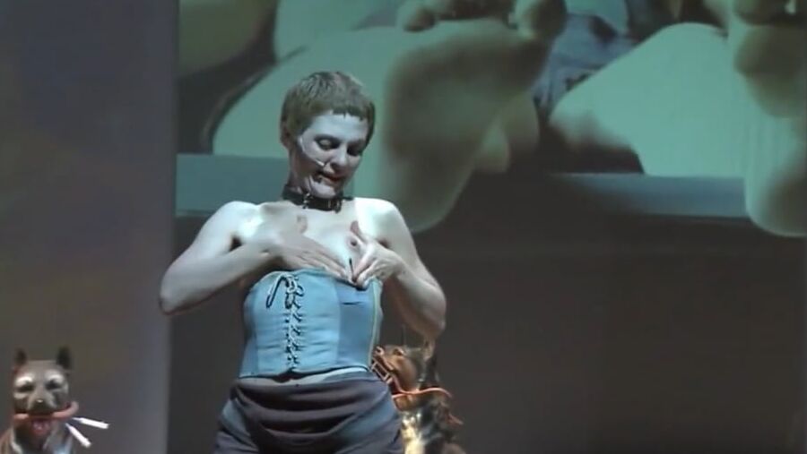 Lenz Rifazione pops her little nipple