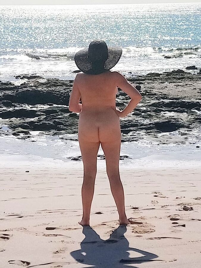 Matures and amateures at the beach