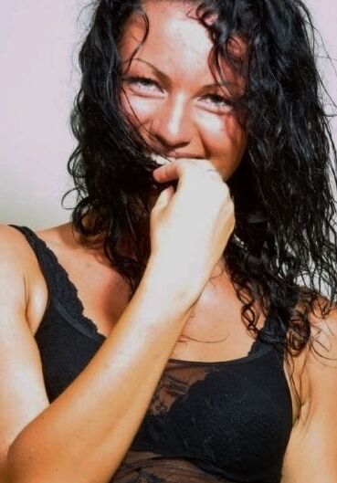 BRUNETTE WITH A SWEET FACE
