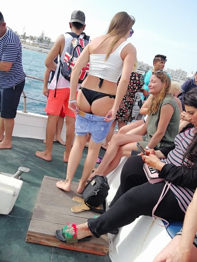 Outdoor slut, salope en vacances en tunisie