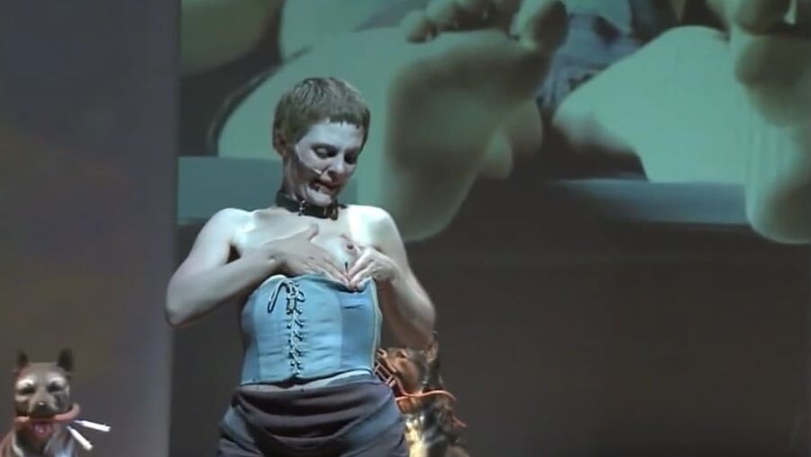 Lenz Rifazione pops her little nipple