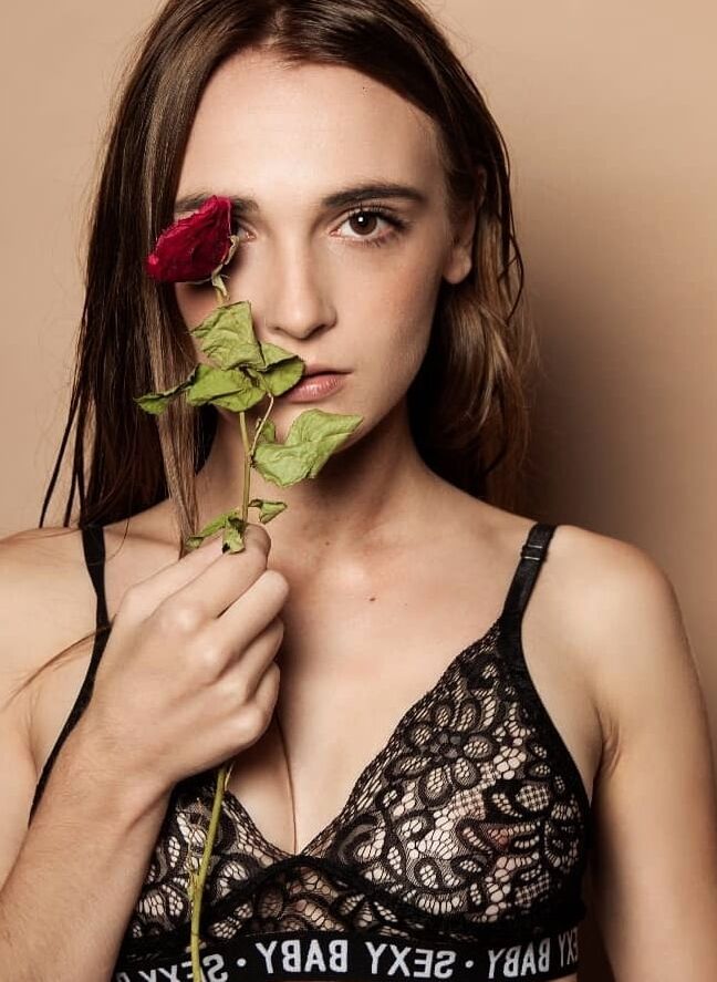 BRUNETTE WITH A SWEET FACE