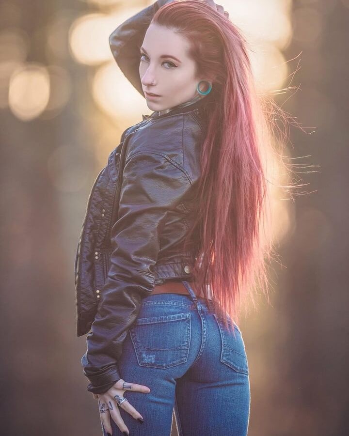 Mary Tsunami, Alternative model with an epic booty